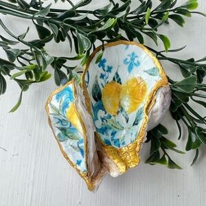 CLOSING SALE •5/$25• NWT Decorative Lemons and Blue Ribbons Oyster Cluster Shell